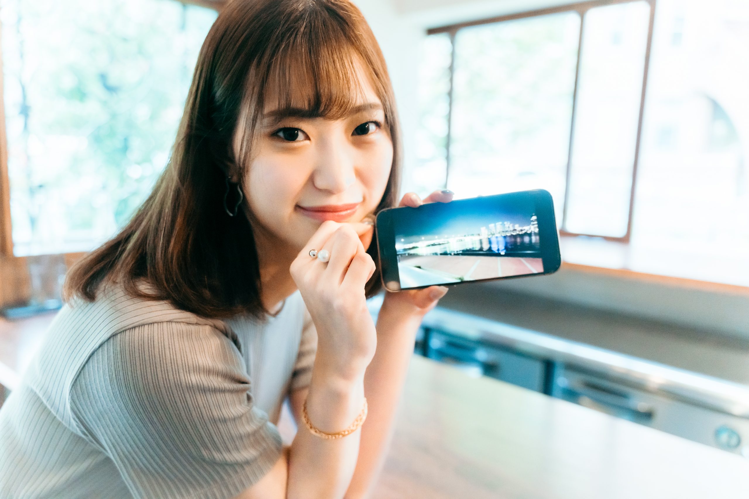 スマホの中身を覗き見！【美谷朱里編】 - fempass（フェムパス）